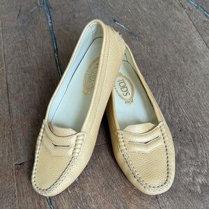 Tod's Women's Cream / Soft Yellow Leather Loafers / Flats size 8.5